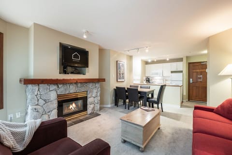 Living area: Queen pull-out