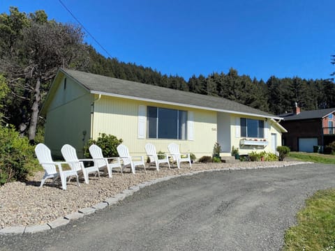 Cozy beach house with oceanview! Pet friendly with lots of outdoor seating.