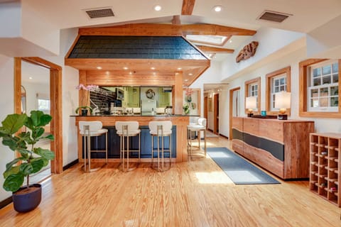 Wrap around bar + spacious entertainment area