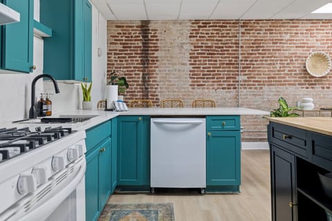 The fridge, stove and dishwasher are all high-end. Easy-peasy. No muss, no fuss.