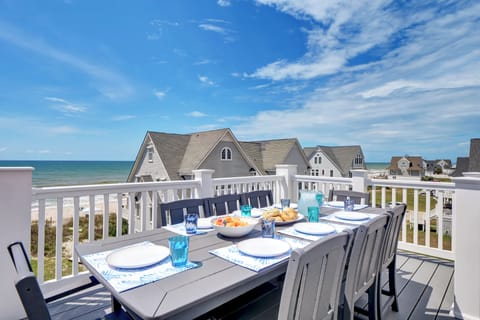 Top floor deck with amazing ocean views!
