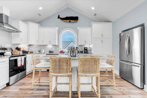 Seating for 4 at the kitchen island