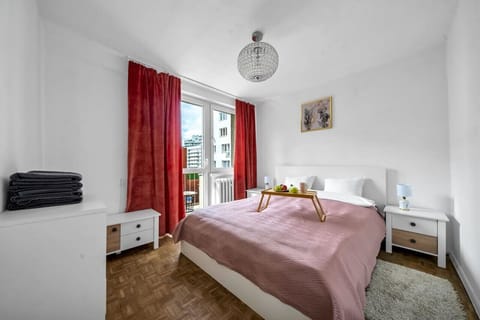 Private Bedroom with Queen Bed | Book Now with RENTUJEMY
