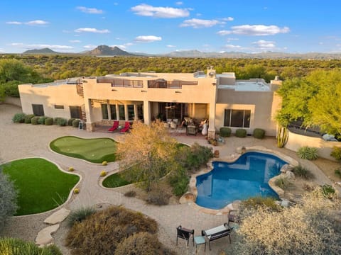 Resort Villa on 3 acres - Pool/Spa/Putting Green/Grill/Rooftop deck