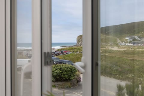 Castaways, Porthtowan: Soak up ocean vistas from the comfort of your holiday home