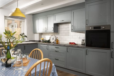Bowjy Cottage, St Agnes. Ground Floor: The beautifully presented kitchen offers everything you'll need during your stay.