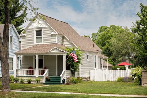 Discover this picturesque two-story home in a tranquil suburban neighborhood. Unwind on the cozy front porch while the American flag waves proudly. Ideal for families seeking comfort and serenity. 🏡🇺🇸