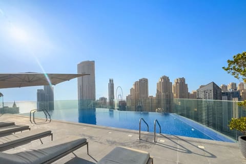 Rooftop Oasis: Infinity pool with stunning skyline views and perfect sunbathing lounges!
