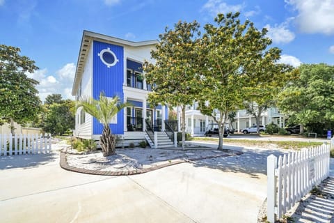 Beautifully renovated 5 BR 5 1/2 bath home 1 block from the beach!