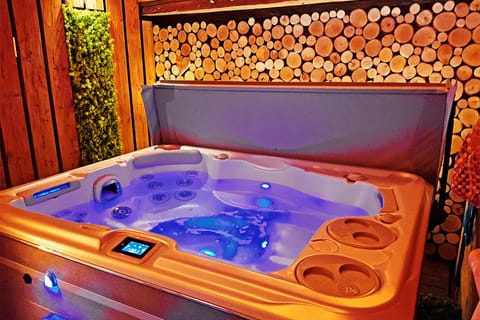 Indoor spa tub