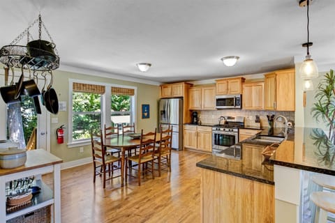 Full kitchen for meals at home