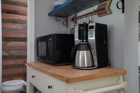 Cabin 1 - coffee and microwave