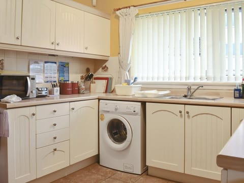 Well equipped kitchen | The Willows, Brodick, Isle of Arran