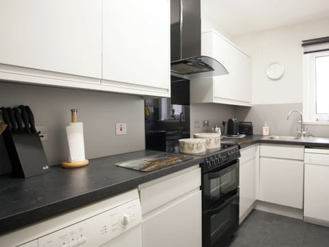 Well-equipped fitted kitchen | Strone Farm House, Banavie, Fort William