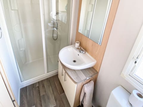 Shower room | Gold Sierra - Bron Y Wendon Holiday Park, Llanddulas, near Llandudno