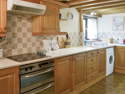 Well-equipped fitted kitchen | Parsley - Sherrill Farm Holiday Cottages, Dunterton, near Tavistock