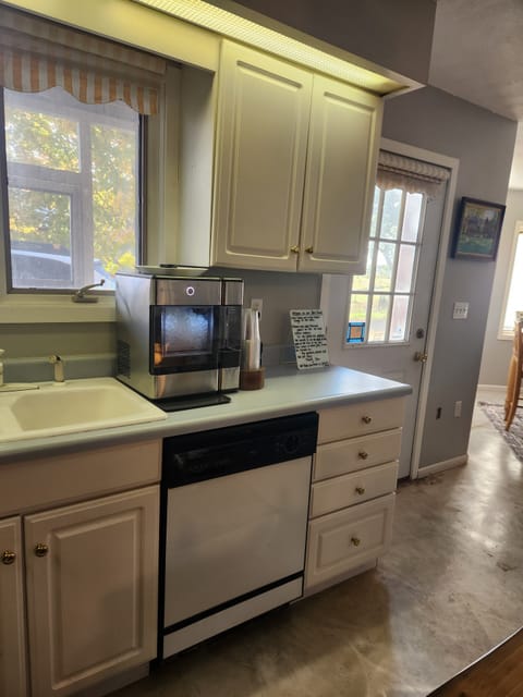 Kitchen/ice maker included