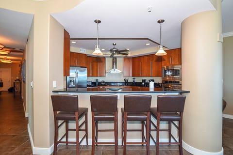 Kitchen breakfast bar with 4 seats.