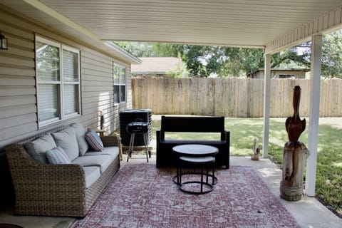 🌿✨Step into a world of relaxation as you unwind on our inviting patio. Perfect for sipping morning coffee or enjoying starlit evenings. Your peaceful retreat awaits. ☕🌙 #PatioPerfection #OutdoorOasis 