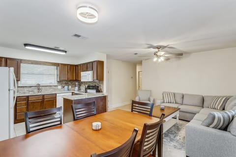 🍽️✨ Share laughter and delicious moments around our accommodating table that seats six. The perfect setting for unforgettable meals and cherished conversations. 🥂🥗 #DineInStyle #MemorableMe