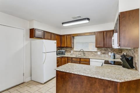 🍳✨ Step into our fully equipped kitchen, a haven for chefs and foodies alike. Unleash your culinary creativity with top-notch appliances and ample space. Cook, bond, and savor every moment. 🧁👩‍🍳 #KitchenWonders #CookingIn