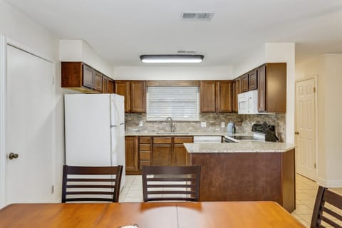 With plenty of room to cook, create, and connect, you'll have all you need to whip up delicious meals and unforgettable memories. 🍽️👩‍🍳 #KitchenEnvy #CulinaryAdventure #SpaciousDelight