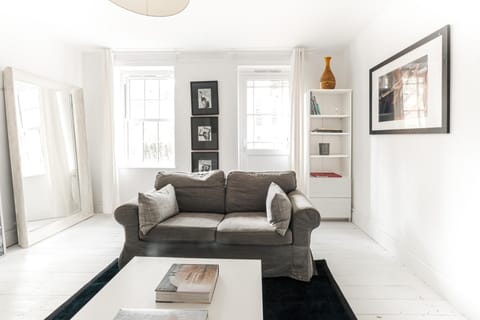 The White Leopard – Stylish 3BR in Chelsea (5638)