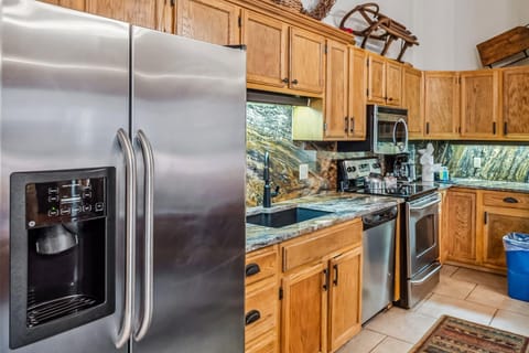 Kitchen: Well-equipped kitchen, granite countertops, adjacent to living room and dining room