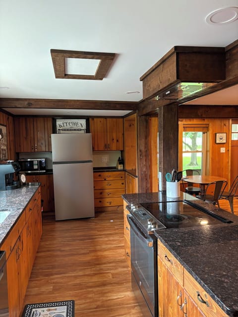 Dishwasher, oven/stove, coffee bar