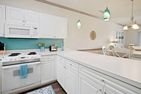 Appliances include: fridge w/ icemaker, dishwasher, microwave, stove, and oven.