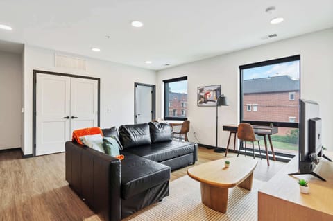 CozySuites Mass 2BR - Lounge and Roof Deck