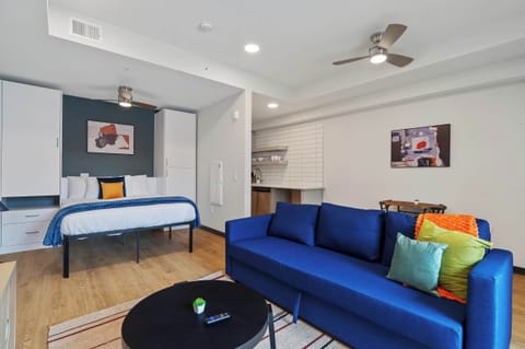 CozySuites Mass Studio - Lounge and Roof Deck