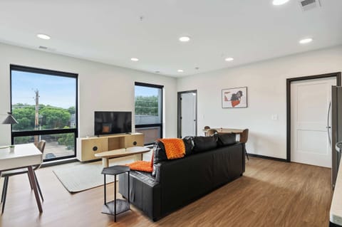 Two CozySuites Mass 3BR - Lounge and Roof Deck