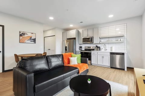 CozySuites Mass 1BR King - Lounge and Roof Deck