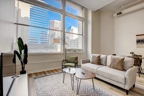 CozySuites - 1BR with Direct Skybridge Access