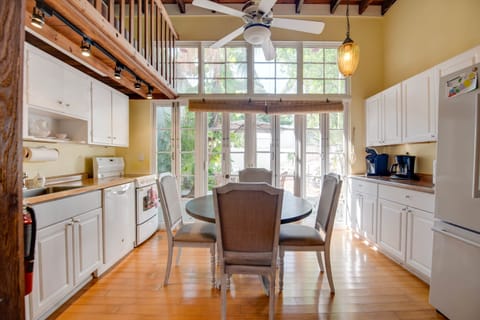 Full kitchen + dining room