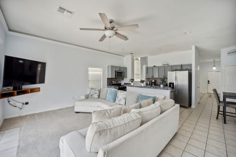 Furniture, Indoors, Living Room, Screen, Couch