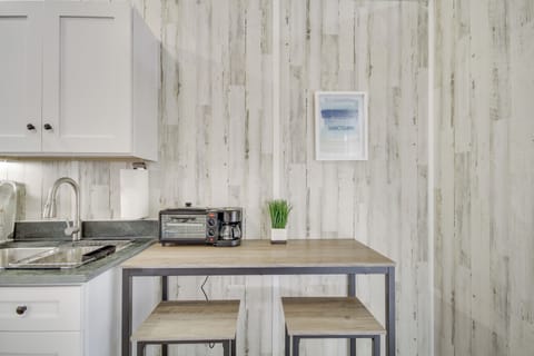 Dining Area | Dishware & Flatware Provided