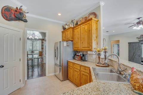 Kitchen | Keurig Coffee Maker | Spices | Blender | Dishwasher