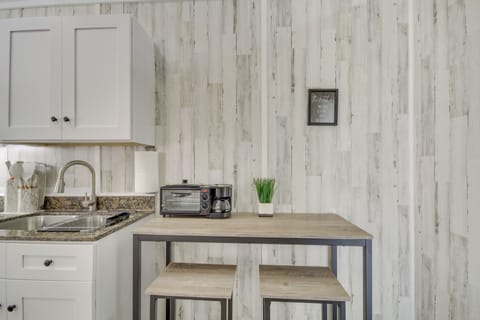 Dining Area | Dishware & Flatware Provided