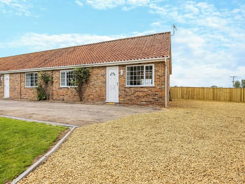 Exterior | Chestnut - The Hollies Country Cottages, Burgh Le Marsh