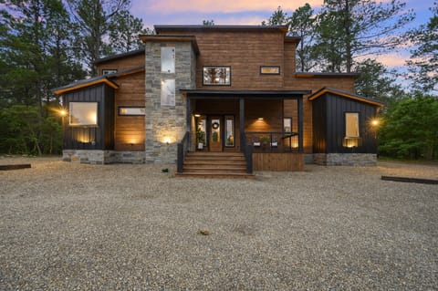 Large circle drive that is boat and trailer friendly.