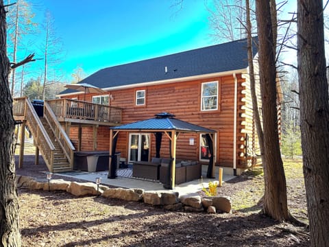 Discover the perfect getaway at Driftwood Retreat--where comfort meets adventure
