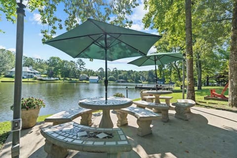 Outdoor Dining right next to the Lake!
