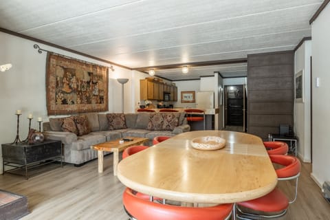 Living Room - Wood Burning Fireplace, Flatscreen TV, Dining Table ( 6 Top )