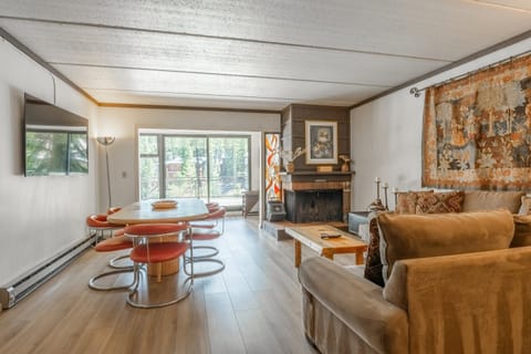 Living Room - Wood Burning Fireplace, Flatscreen TV, Dining Table ( 6 Top )