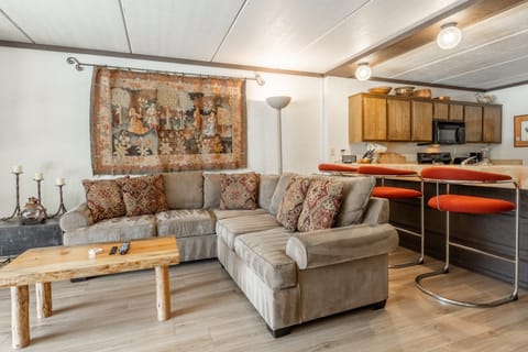 Living Room - Wood Burning Fireplace, Flatscreen TV, Dining Table ( 6 Top )