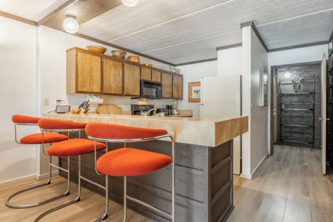 Living Room - Wood Burning Fireplace, Flatscreen TV, Dining Table ( 6 Top )