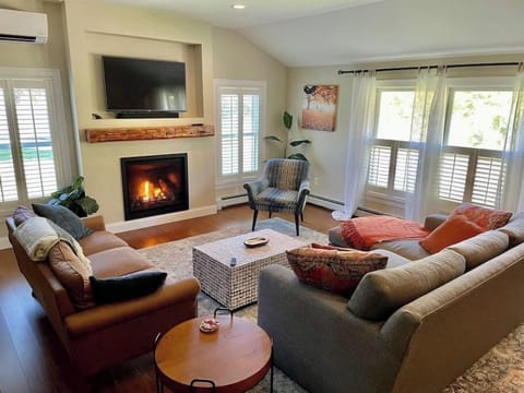 Clean, perfect home a mile from historic Waterbury (4042)