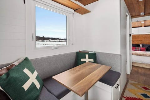 Charming Modern Tiny Home, Minutes to Stowe (4192)